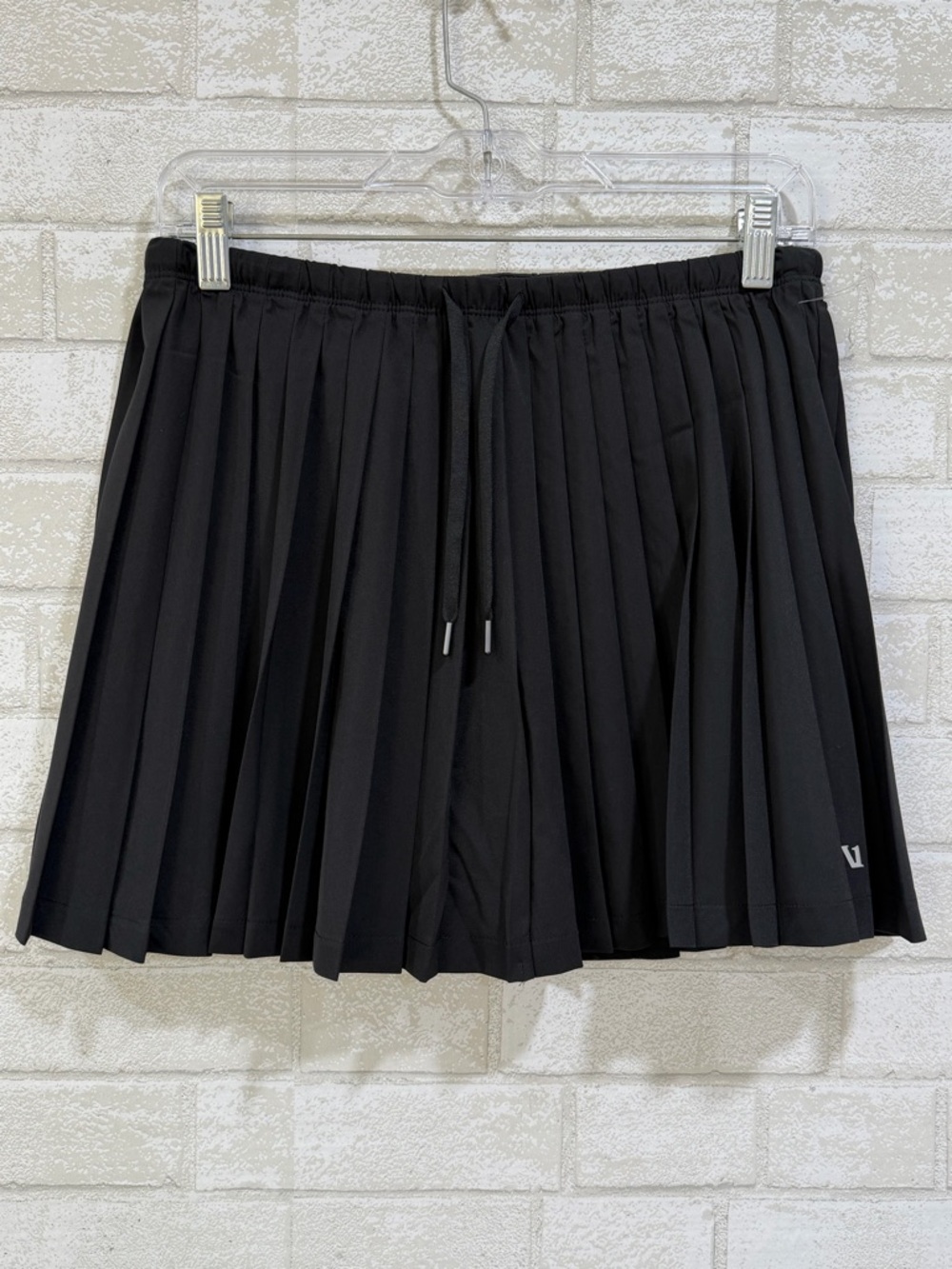 VUORI Clementine Pleated Skirt 15" In Black - Size - Small